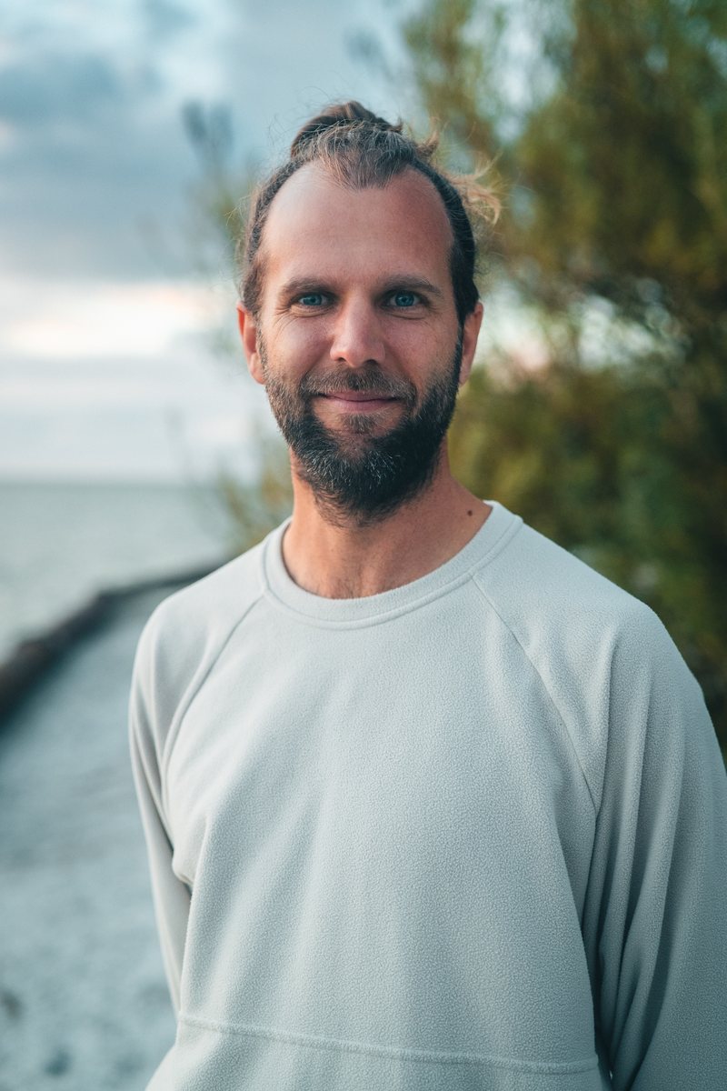 Porträt von Dominik Kramer am Wasser